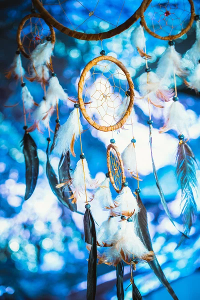 Dreamcatcher contre un flou blanc de neige — Photo