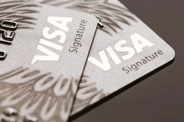 Samara, Rusia-julio 25.2016: Primer plano de la tarjeta de crédito Visa signature —  Fotos de Stock