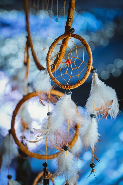 Dreamcatcher contra um borrão branco de neve — Fotografia de Stock