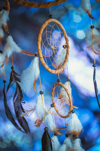 Dreamcatcher contra um borrão branco de neve — Fotografia de Stock