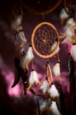 Dreamcatcher mor günbatımı karanlık bir arka plan