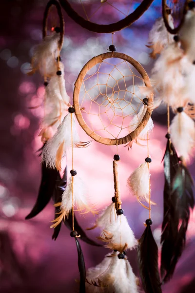 Dreamcatcher mor günbatımı karanlık bir arka plan — Stok fotoğraf