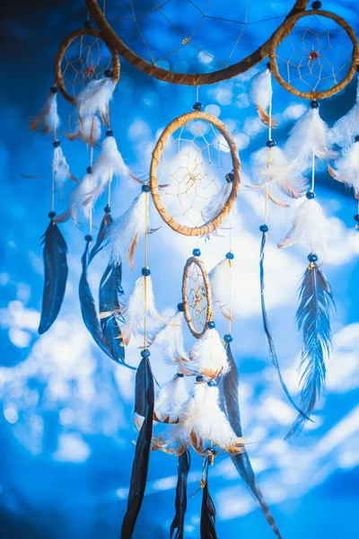 Dreamcatcher contra um borrão branco de neve — Fotografia de Stock