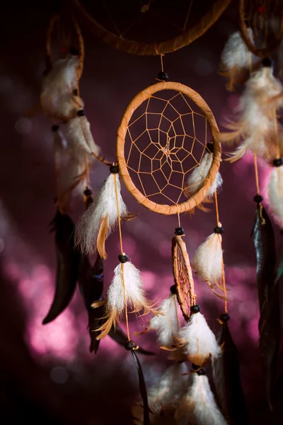 Dreamcatcher sur fond de coucher de soleil violet foncé — Photo