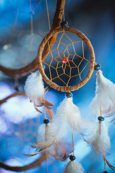 Dreamcatcher contra um borrão branco de neve — Fotografia de Stock