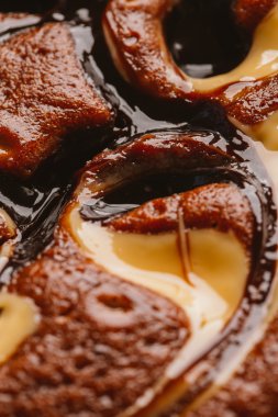 kek trüf ve karamel doldurma yakın çekim