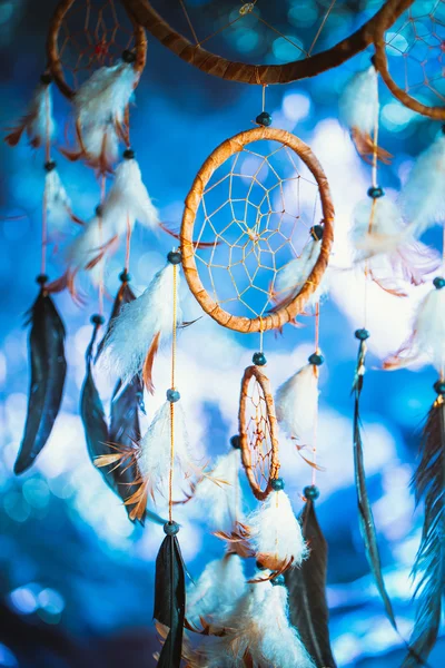 Dreamcatcher tegen een witte vlek van sneeuw — Stockfoto