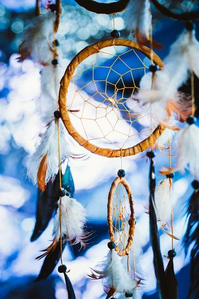 Dreamcatcher contra um borrão branco de neve — Fotografia de Stock