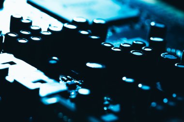 Bilgisayar anakart içinde mavi koyu arka plan yakın çekim