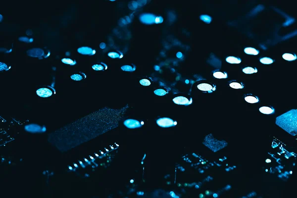 Placa-mãe do computador em fundo azul escuro close-up — Fotografia de Stock