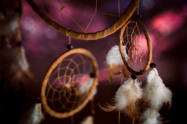 Ловец снов на фоне фиолетового заката
