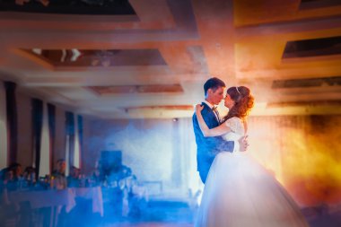 önce duman gelin ve damat dans