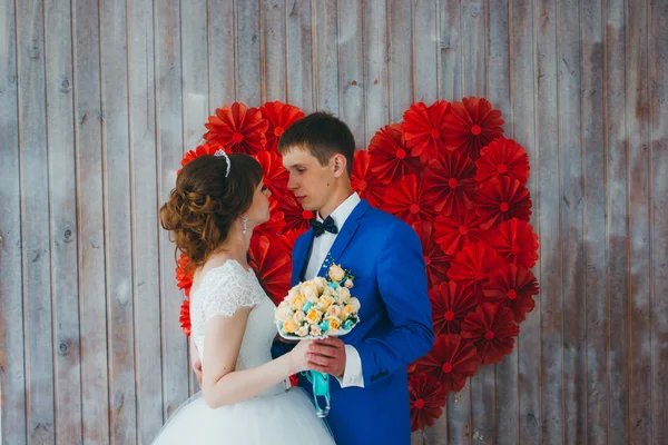 Jeune marié embrasser la mariée dans un studio intérieur — Photo