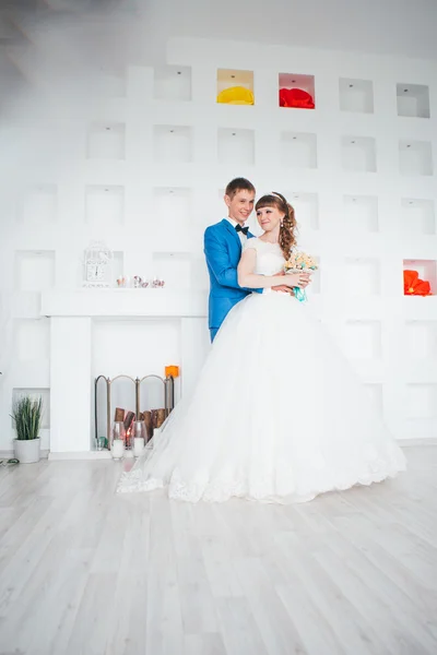 Jonge bruid en bruidegom in interieur designstudio — Stockfoto