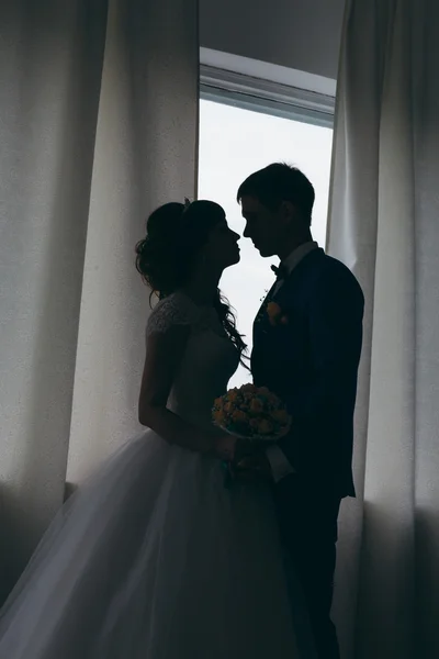 Силуэты жениха и невесты в студии — стоковое фото