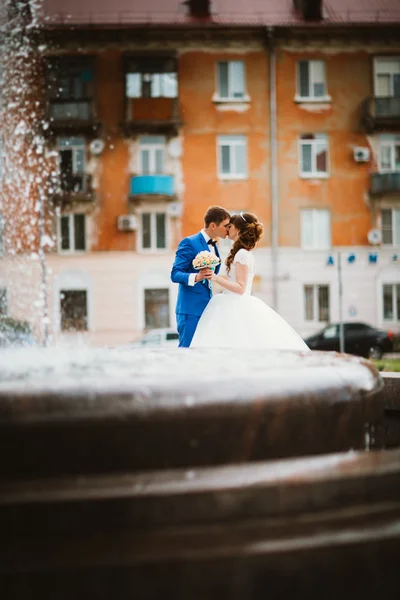 Mariée et marié près de la fontaine en été — Photo