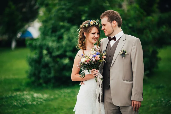 Jeune mariée heureuse et marié sur le fond de verdure — Photo