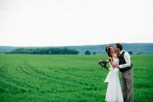 新娘和新郎一束在绿色的田野 — 图库照片