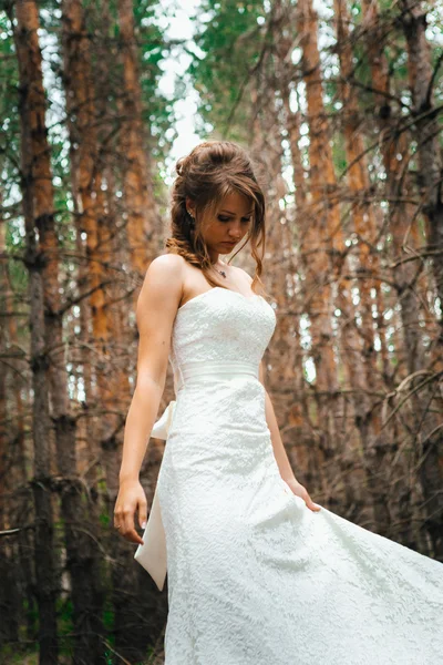 Sposa con un tatuaggio su sfondo di foglie e retroilluminazione della foresta — Foto Stock