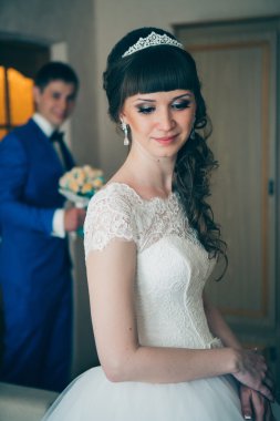 Genç gelin damat içinde ev için bekliyor