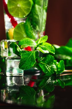 mojito limon ve nane buz küp yakın çekim kırmızı saman ile bardak