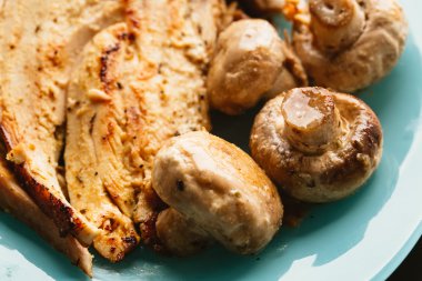 Mavi tabakta krema soslu mantarlı tavuk.