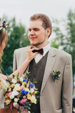 Genç gelin ve damat doğa arka plan üzerinde