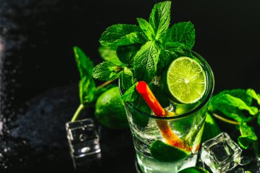 mojito limon ve nane buz küp yakın çekim kırmızı saman ile bardak