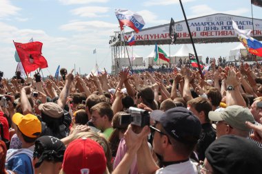 Samara 12.06.2010: Festival birçok kişi ellerini yukarı çekin