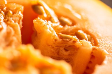 Olgun kavun yarısı üzerinde arka plan bulanık yakın çekim