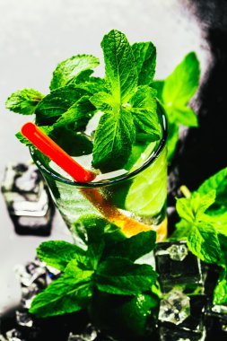 mojito limon ve nane buz küp yakın çekim kırmızı saman ile bardak