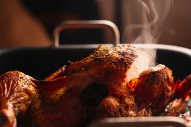 Altın kahverengi kıyılmış closeup ile taze pişmiş tavuk