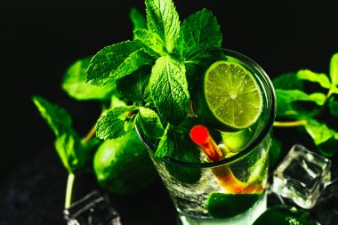 mojito limon ve nane buz küp yakın çekim kırmızı saman ile bardak