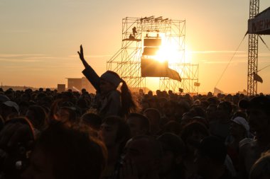 Samara 12.06.2010: Gün batımı birçok kişi Festivali'nde Çek ellerini