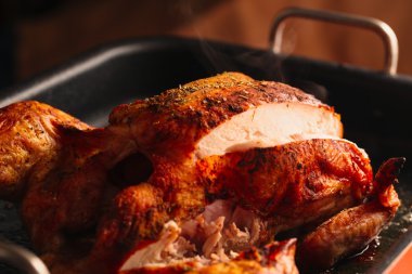 Doğranmış taze usanmış kabuk ile pişmiş tavuk