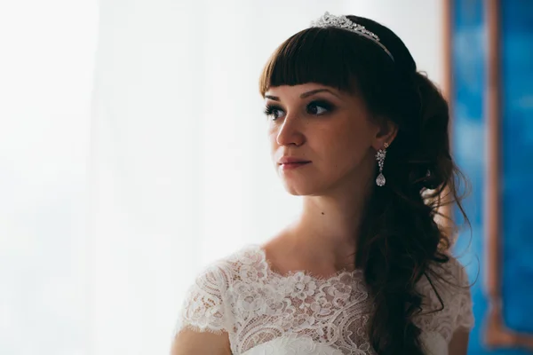 Retrato de una joven novia feliz en el estudio — Foto de Stock