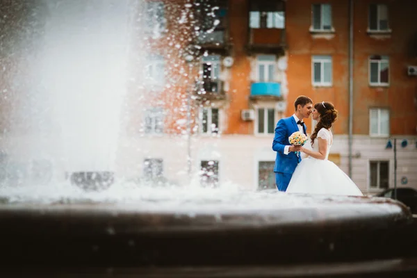 Brautpaar im Sommer am Brunnen — Stockfoto