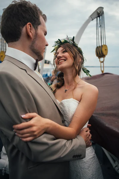 Jeune marié heureux dans un bateau sur le fond des bâtiments — Photo