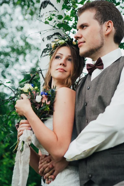 Портрет нареченої і нареченого обіймається на фоні листя лісу — стокове фото