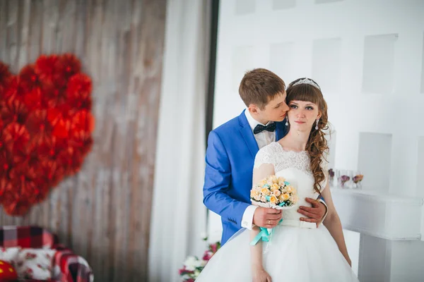 Jeune mariée et marié dans le studio de design d'intérieur — Photo