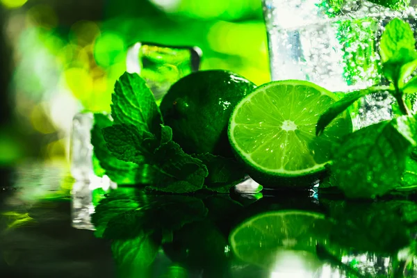 Vaso de mojito con lima y cubo de hielo de menta sobre un fondo oscuro —  Fotos de Stock