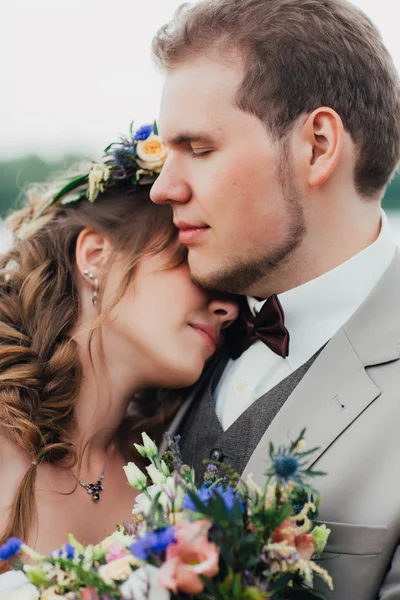 Portrét nevěsty a ženicha close-up — Stock fotografie