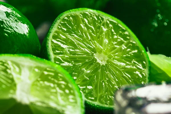 Hortelã verde fresca e cubo de gelo de limão close-up em um fundo escuro — Fotografia de Stock