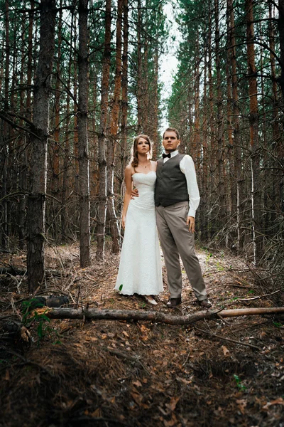 Драматична картина нареченого і нареченого на фоні листя лісу — стокове фото