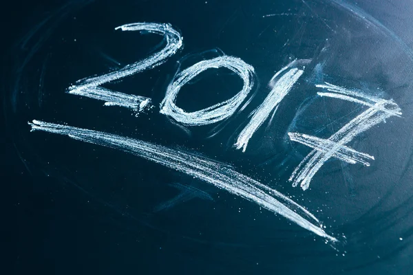 Rok číslo 2017 napsaný bílou křídou na tabuli — Stock fotografie