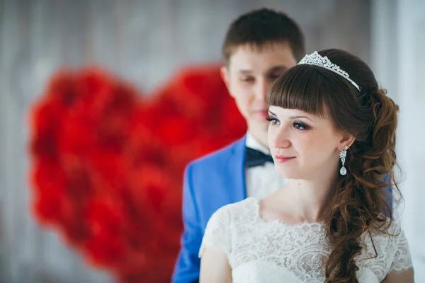 Young bride and groom in interior design studio — Stock Photo, Image