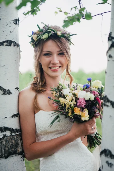Retrato de uma noiva em folhas de fundo e floresta — Fotografia de Stock