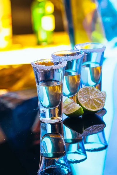 Verem a tequila sóval közelről elmosódott háttér — Stock Fotó