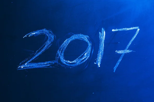 Rok číslo 2017 napsaný bílou křídou na tabuli — Stock fotografie