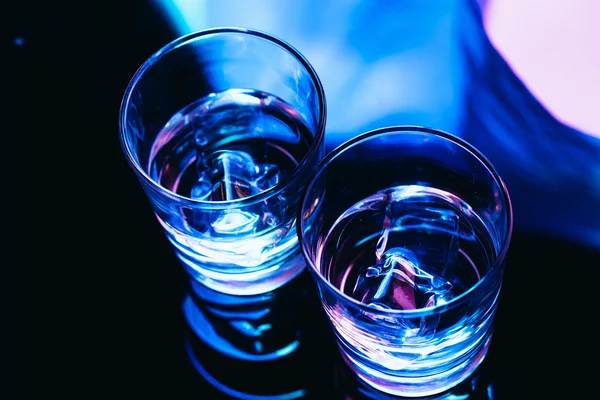어두운 배경에 얼음을 클로즈업 한 술잔을 마시는 모습 — 스톡 사진